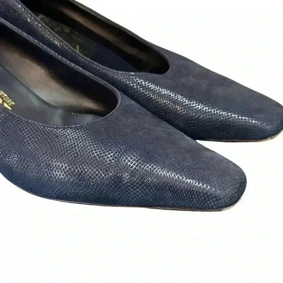Salvatore Feragamo womens navy pumps 9.5 vintage heels snakeskin pattern shoes - Picture 4 of 13